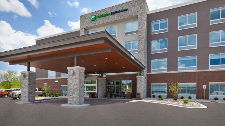 Holiday Inn Express & Stes Airport South Exterior