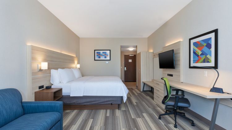 Holiday Inn Express & Stes Airport South Room