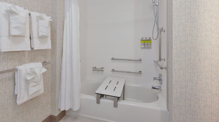 Holiday Inn Express & Stes Airport South Room
