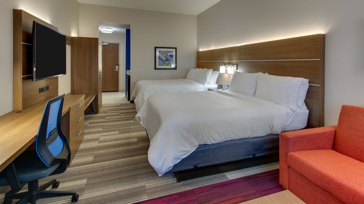 Holiday Inn Express & Suites MetroCenter Suite