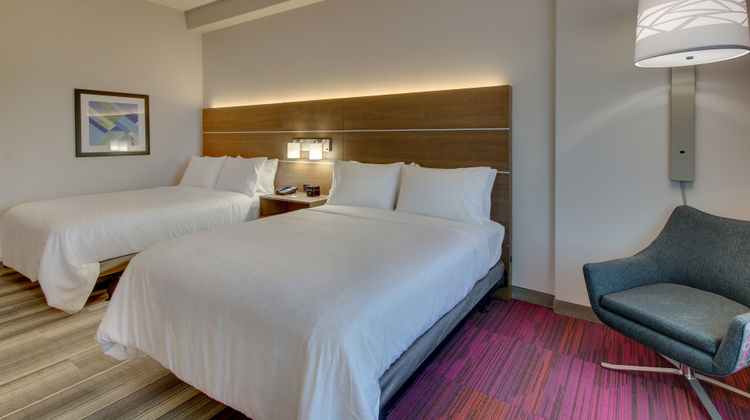Holiday Inn Express & Suites MetroCenter Room