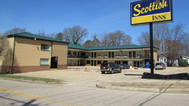 Scottish Inn Exterior
