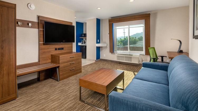 Holiday Inn Express & Suites Chatsworth Suite