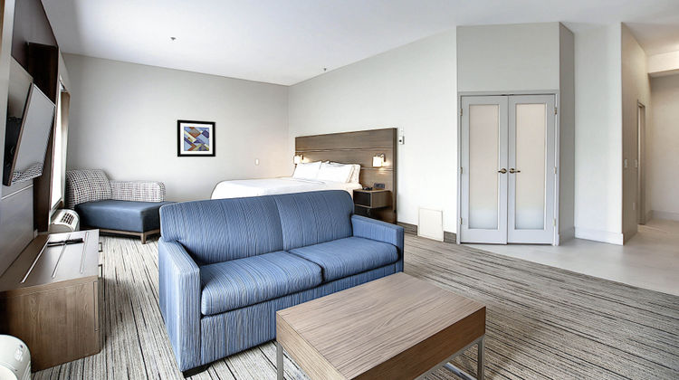 Holiday Inn Express Hotel & Suites Arpt Room