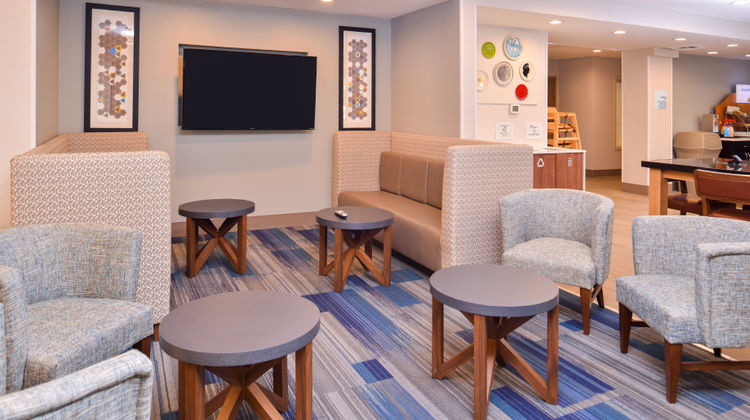 Holiday Inn Express Hotel & Suites Lobby