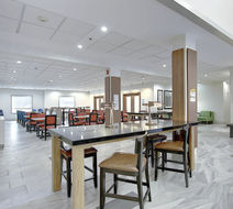 Holiday Inn Express Hotel & Suites Arpt Lobby