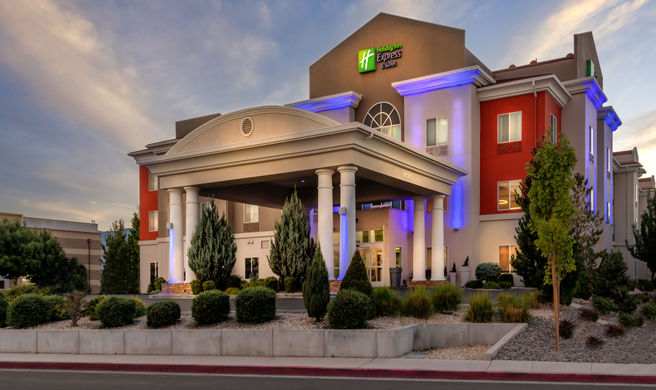Holiday Inn Express Hotel & Suites Exterior