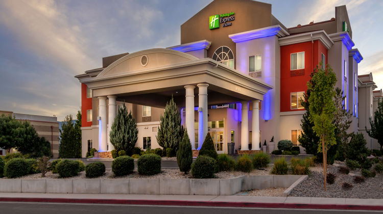 Holiday Inn Express Hotel & Suites Exterior