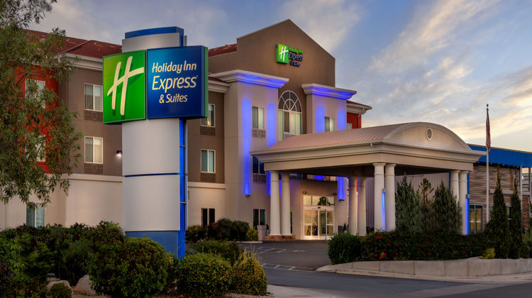 Holiday Inn Express Hotel & Suites Exterior