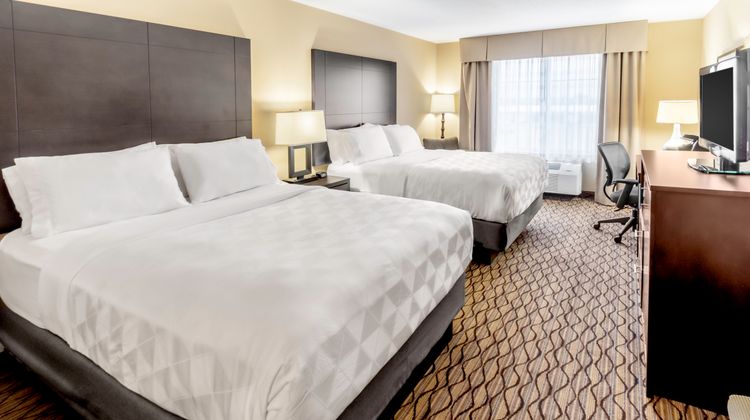 Holiday Inn & Suites Milwaukee Airport Room