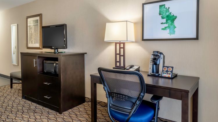 Holiday Inn & Suites Milwaukee Airport Room