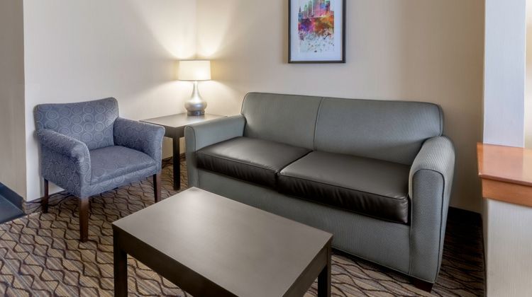 Holiday Inn & Suites Milwaukee Airport Room