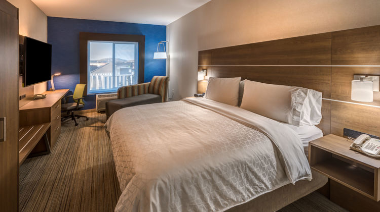 Holiday Inn Express Hotel & Suites Room
