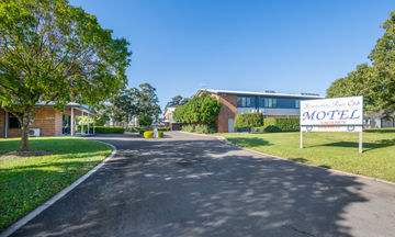 Hawkesbury Race Club Motel