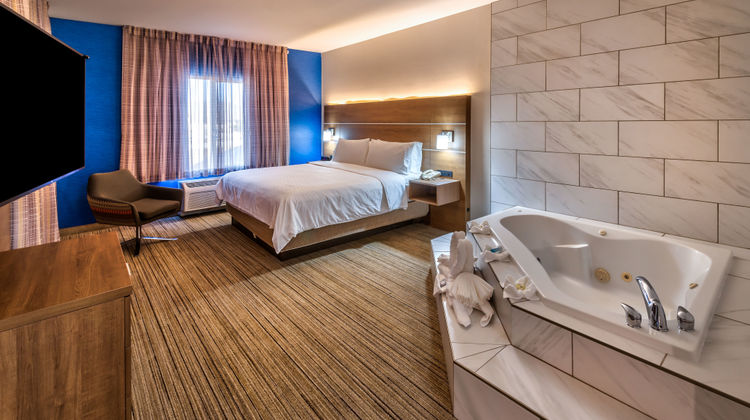 Holiday Inn Express Hotel & Suites Suite