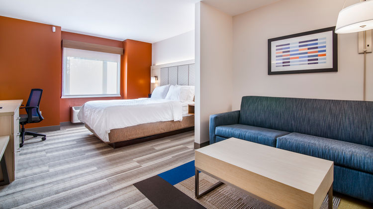 Holiday Inn Express & Suites Langley Suite