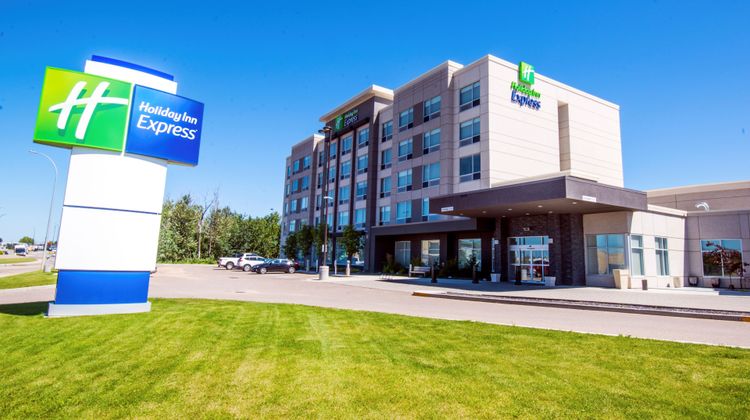 Holiday Inn Express Red Deer North Exterior