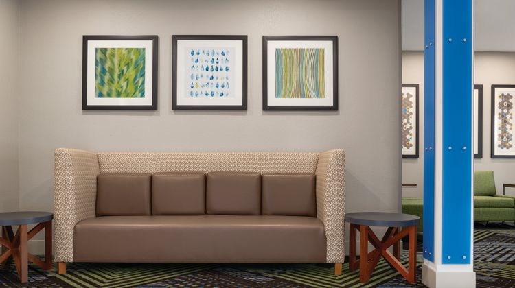 Holiday Inn Express Lavonia Lobby