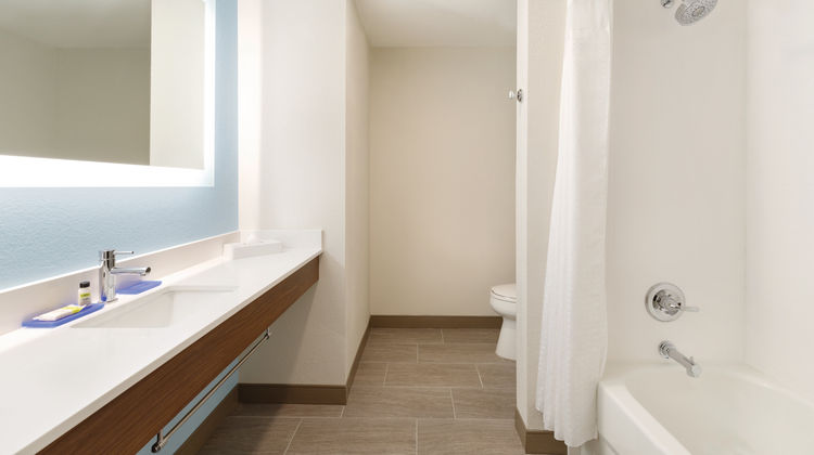 Holiday Inn Express Lavonia Room