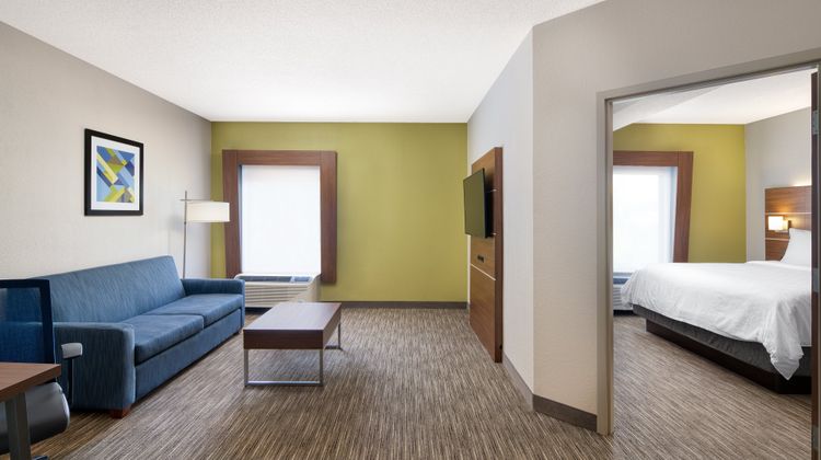 Holiday Inn Express Statesboro Suite