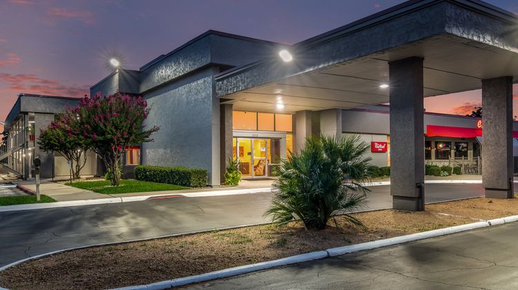 Red Roof Inn Lewisville Exterior