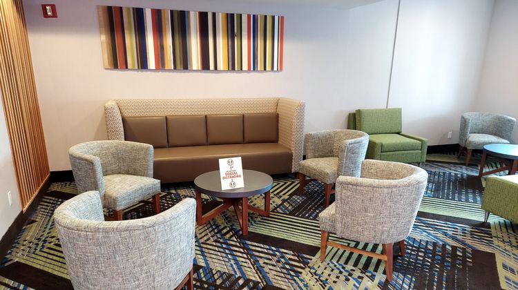 Holiday Inn Express Maspeth Lobby