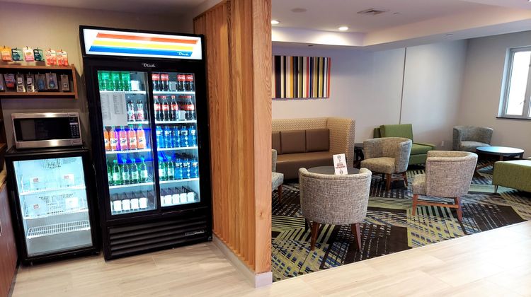 Holiday Inn Express Maspeth Lobby