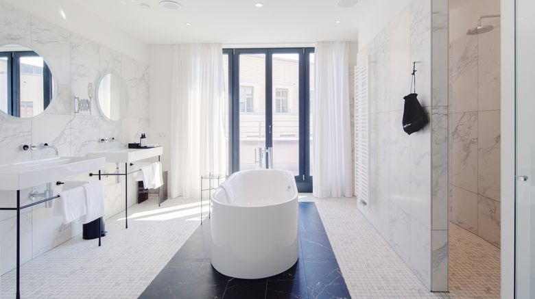 <b>Tortue Hamburg Room</b>. Images powered by <a href="https://www.leonardoworldwide.com/" title="Leonardo Worldwide" target="_blank">Leonardo</a>.