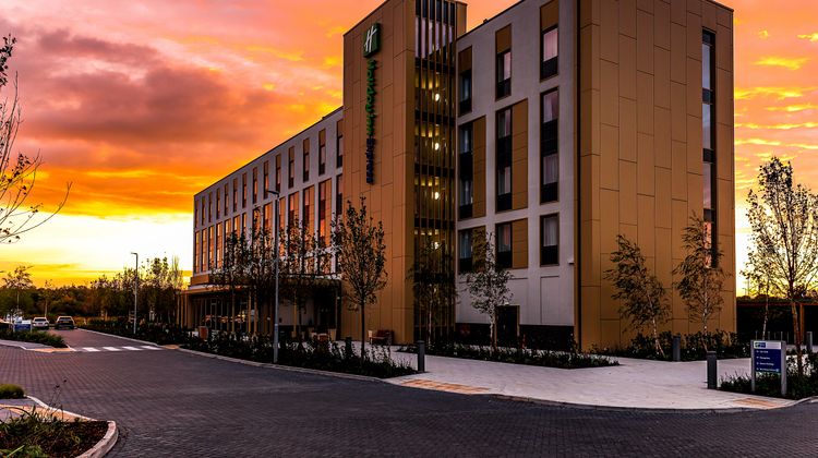 Holiday Inn Express Bicester Exterior