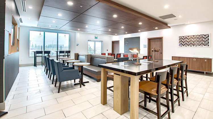 Holiday Inn Express/Ste Airport Trail NE Restaurant