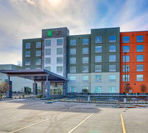 Holiday Inn Express/Ste Airport Trail NE Exterior