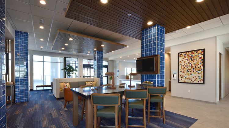 Holiday Inn Express/Stes North-Woodlands Lobby