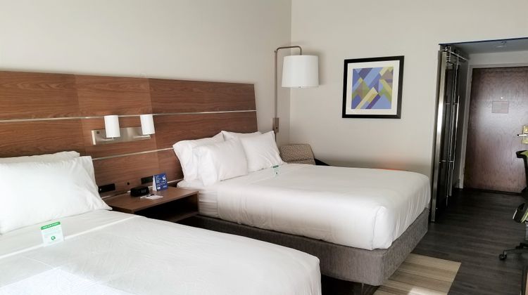 Holiday Inn Express Columbia NE Room
