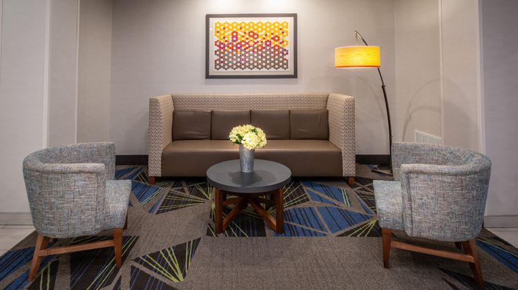 Holiday Inn Express & Suites Tupelo Lobby
