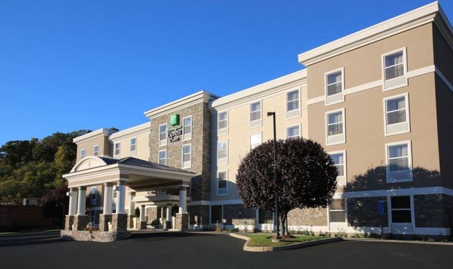 Holiday Inn Express & Sts Danbury Exterior