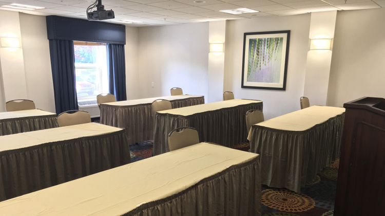 Holiday Inn Express & Sts Danbury Meeting