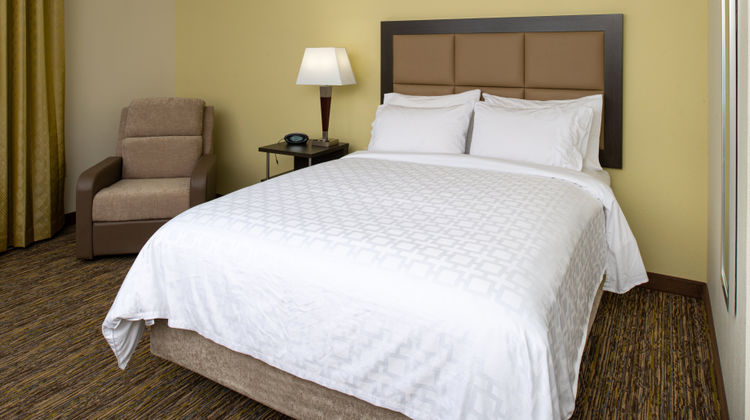 Candlewood Suites Olathe Suite