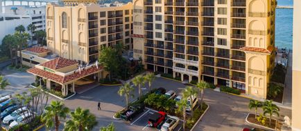 Holiday Inn Hotel & Suites Exterior