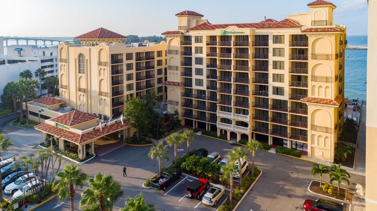 Holiday Inn Hotel & Suites Exterior