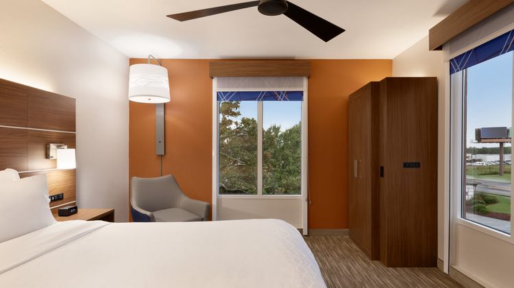 Holiday Inn Express & Suites Auburn Suite