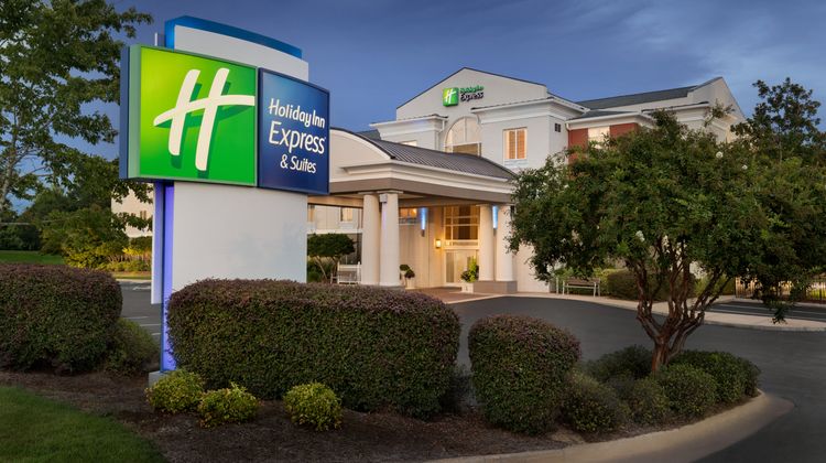 Holiday Inn Express & Suites Auburn Exterior
