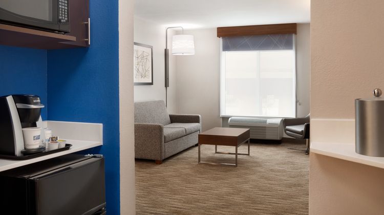 Holiday Inn Express & Suites Auburn Suite
