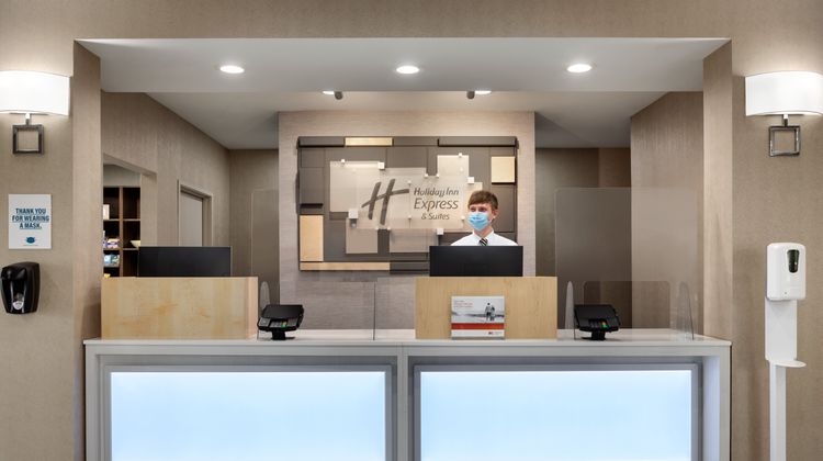 Holiday Inn Express & Suites Auburn Lobby