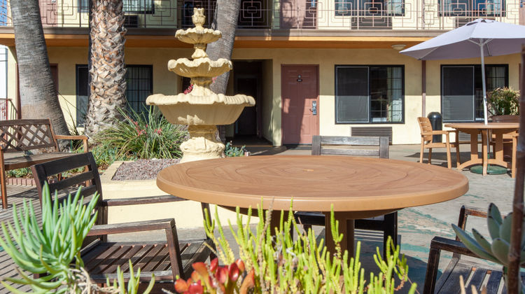 Studio City Court Yard Hotel Exterior
