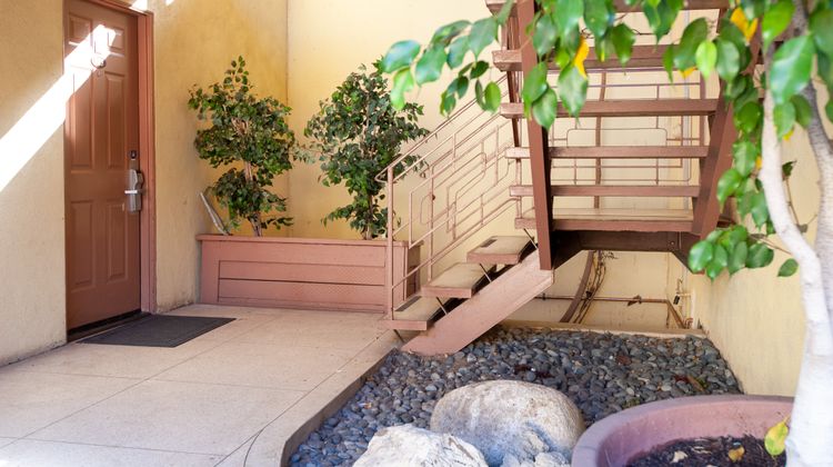 Studio City Court Yard Hotel Exterior