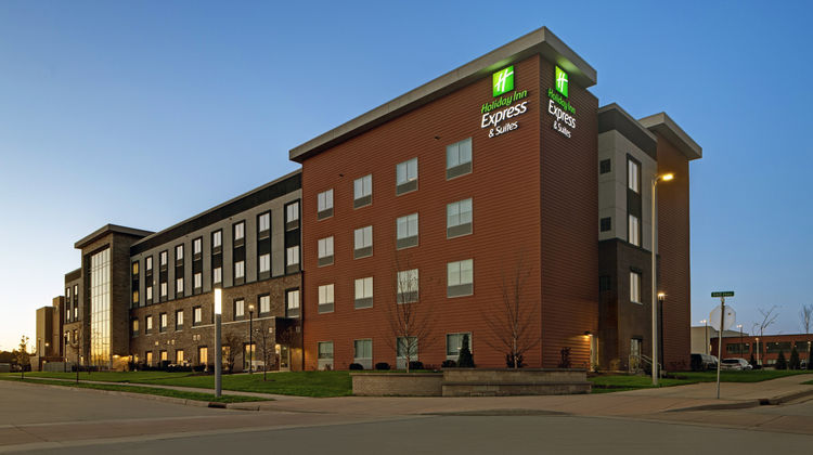 Holiday Inn Express & Suites Brookfield Exterior