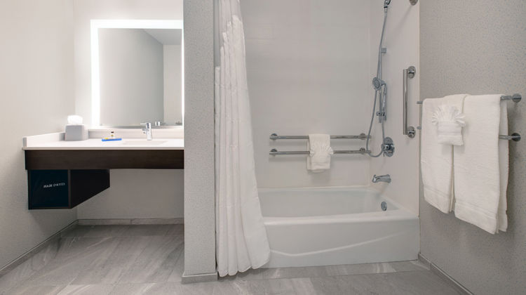 Holiday Inn Express & Suites Brookfield Room