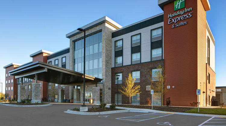 Holiday Inn Express & Suites Brookfield Exterior