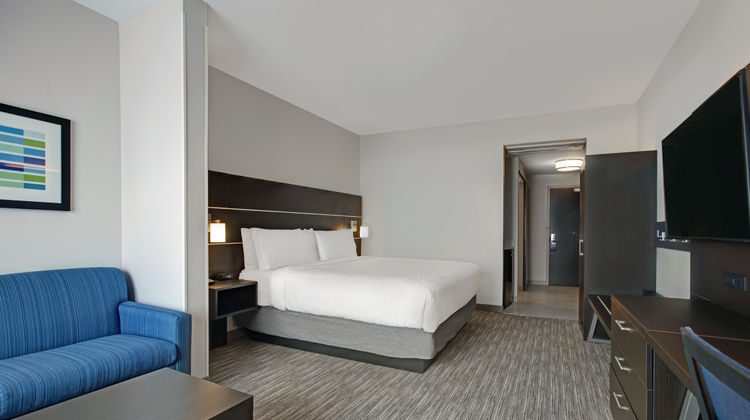 Holiday Inn Express & Suites Brookfield Suite