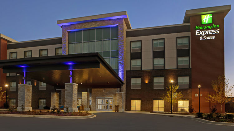 Holiday Inn Express & Suites Brookfield Exterior
